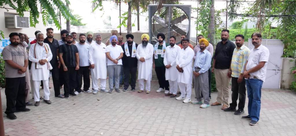 Big political setback for Akali Dal in Garhshankar Raudi warmly welcomes new leaders